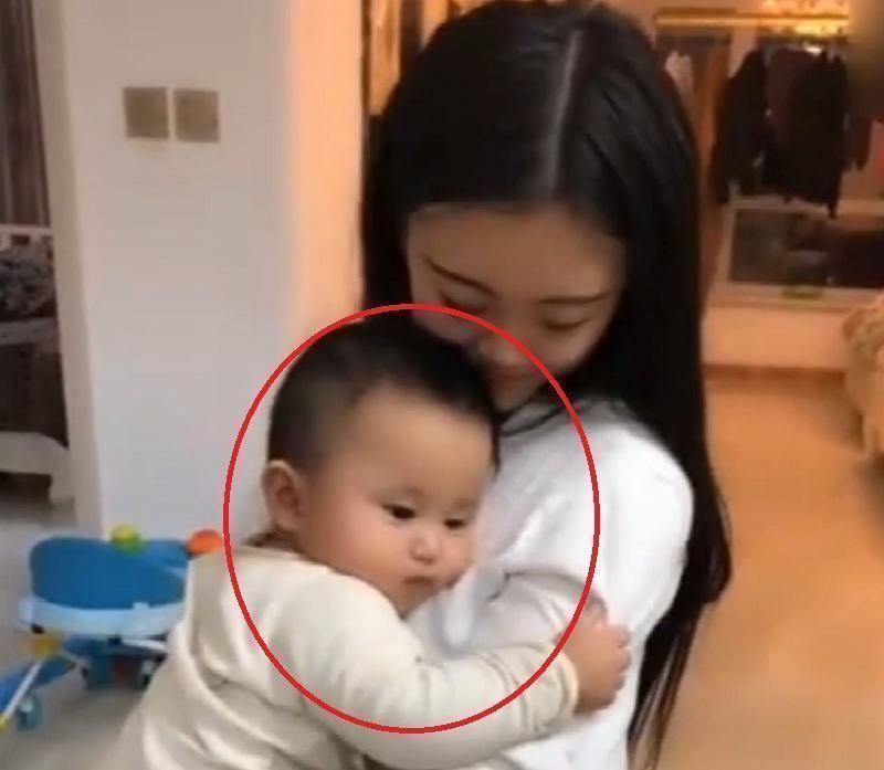 母乳|宝宝断奶半个月,在小姨怀里的表情亮了,妈妈我不要面子的吗