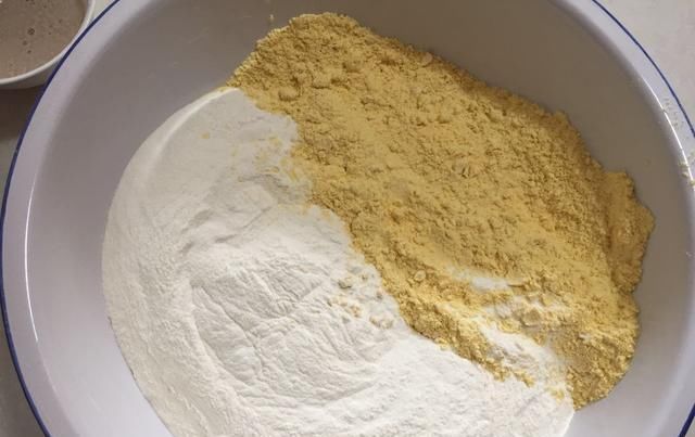 蒸发糕|玉米面你最想不到的做法,比蒸馒头简单,像面包一样暄软好吃