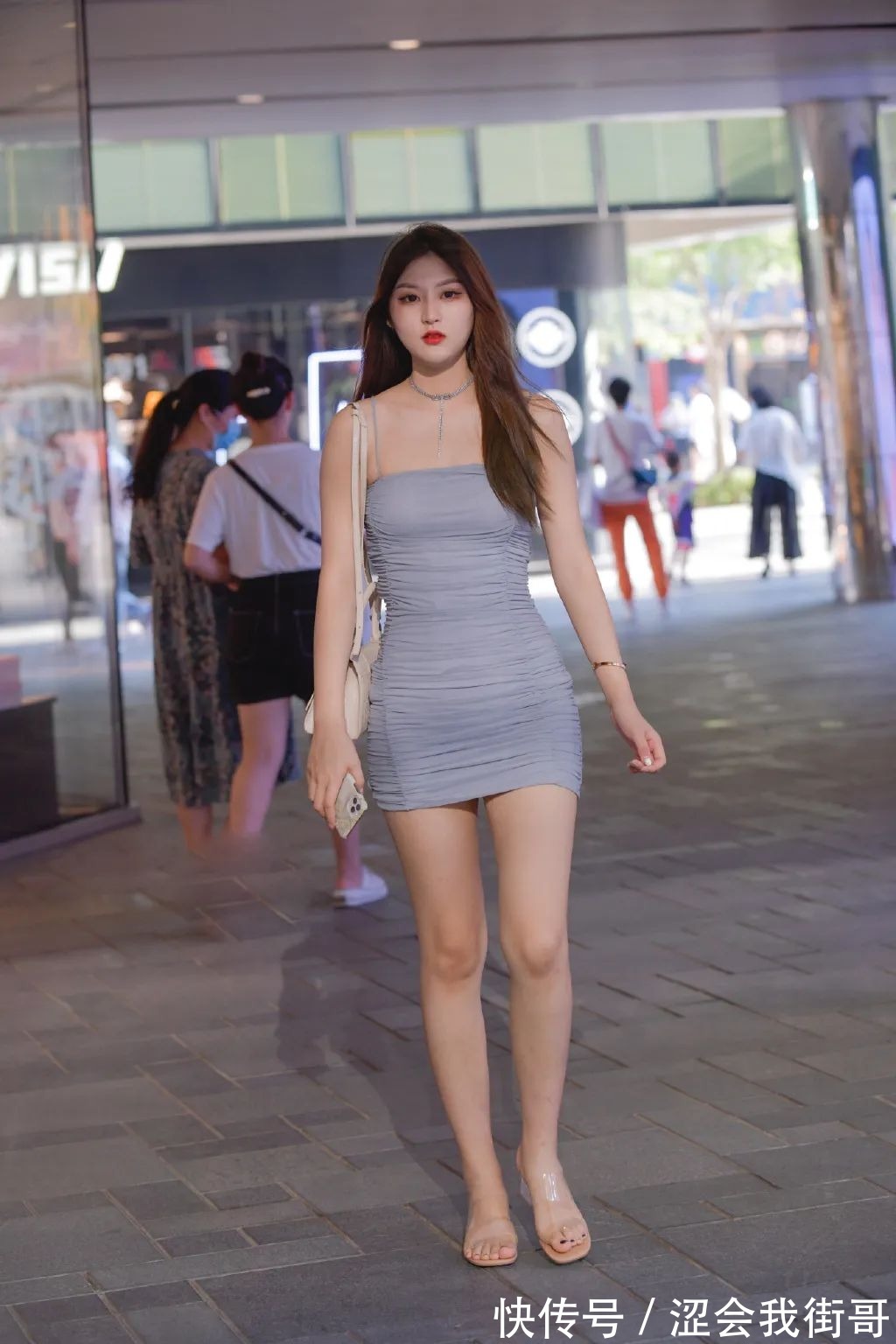 吊带裙 街拍吊带裙搭配披肩发,尽显都市女郎魅力