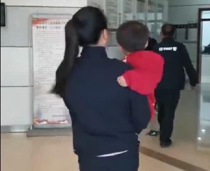 萌娃|幼儿园点名多出1萌娃,都以为又是爸爸的杰作,结果却是亲妈送错娃