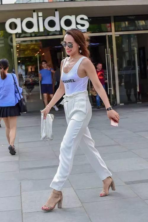 蕾丝|街拍：女生搭配高跟鞋，轻松秀出高挑魅力的身材