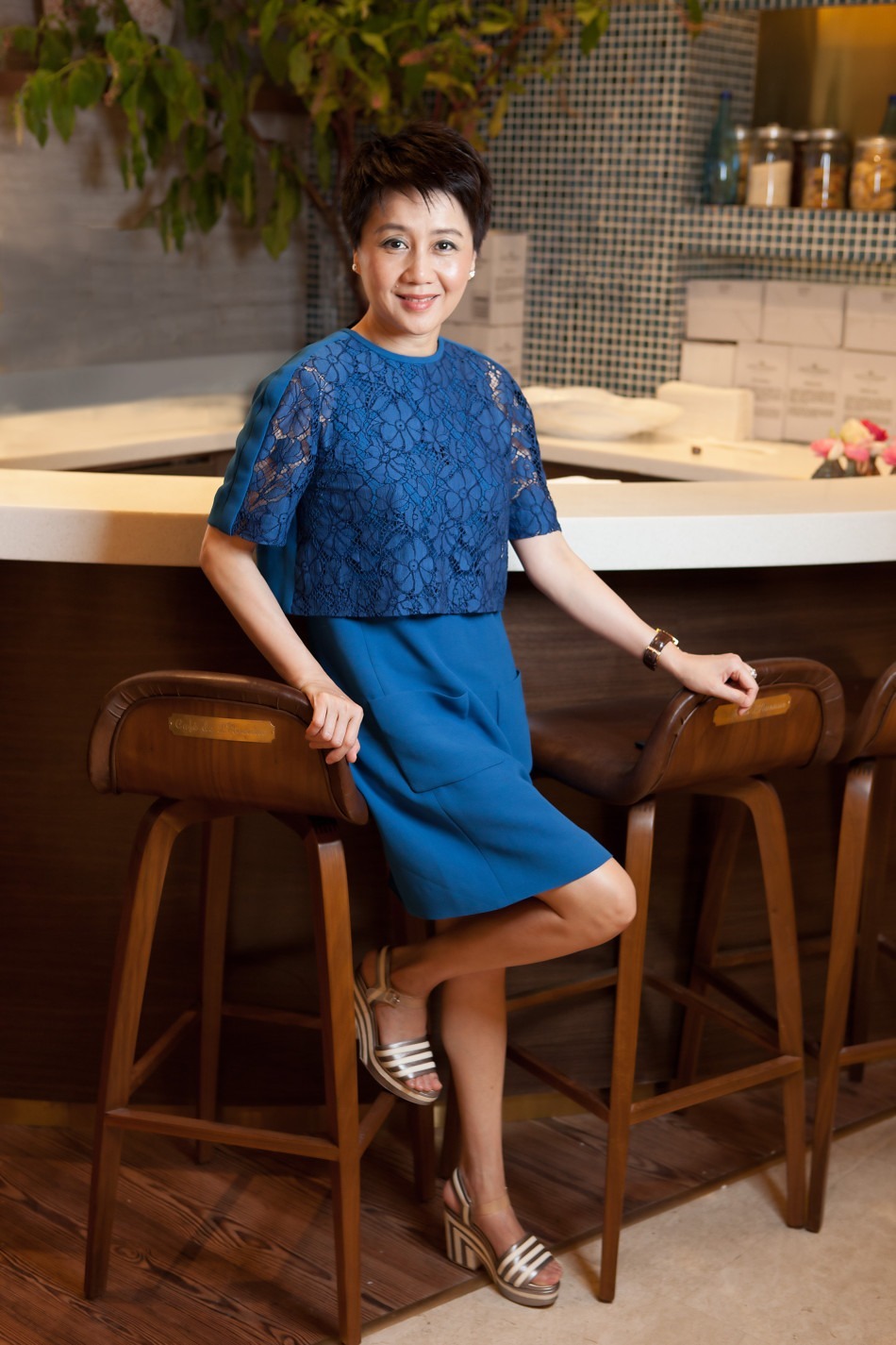 身材比例|赌王四太梁安琪气质绝了,穿一条黄色连衣裙身材比例出众,超洋气