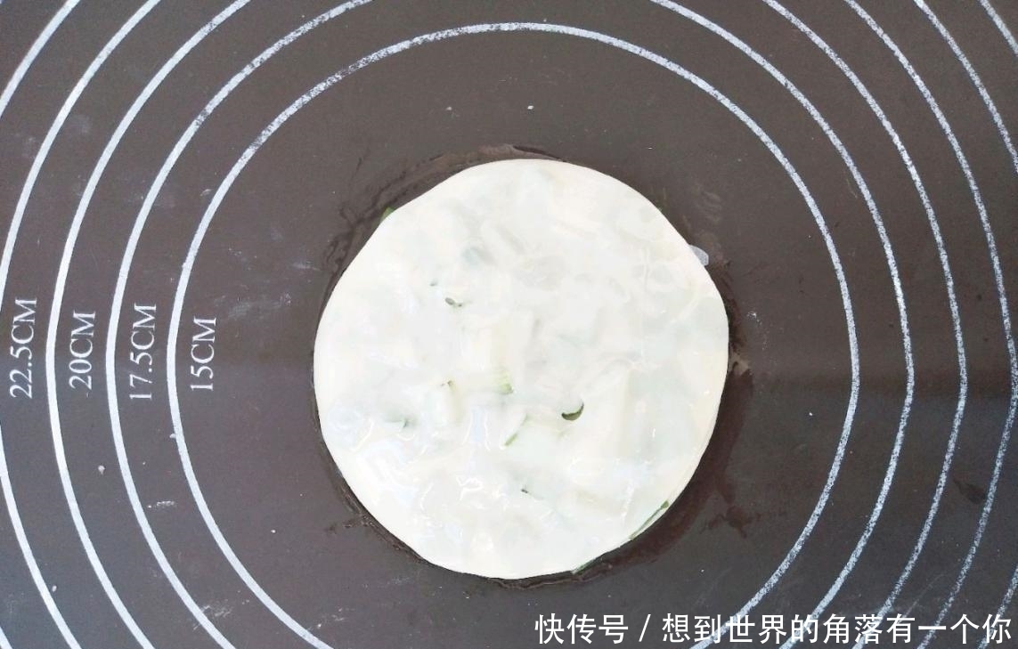 剩下的饺子皮怎么办？加点葱花擀成饼，煎一煎，满口酥脆