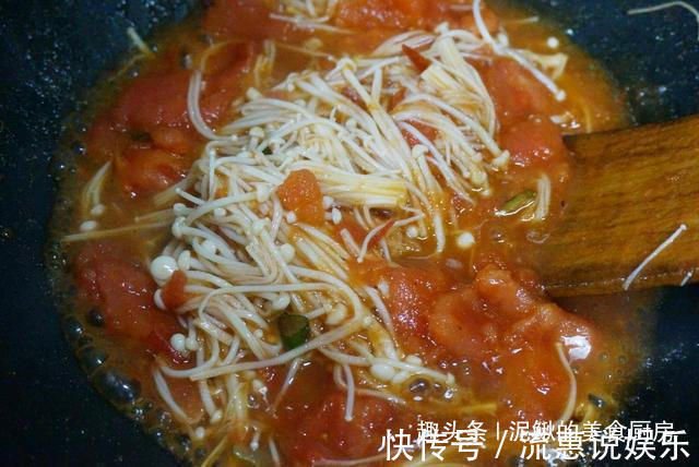 2个西红柿,1把金针菇,简单一炒,5分钟出锅,酸甜脆爽好下饭