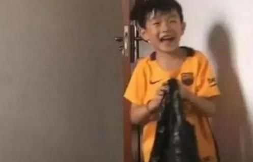 爸爸公司|爸爸公司破产,8岁儿子拿私房钱“江湖救急”,父母一看数额惊了