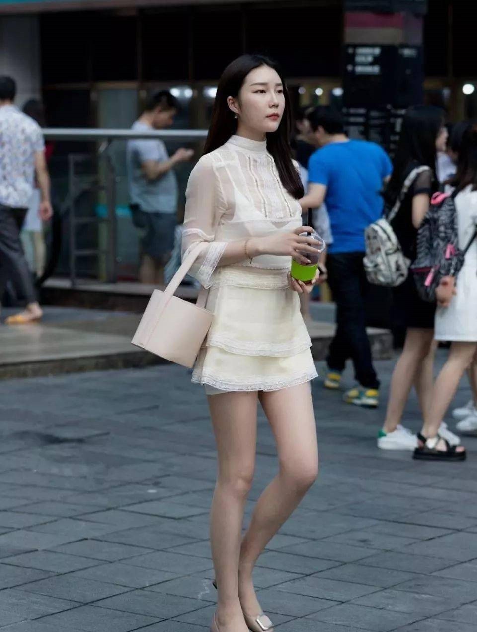 尖头高跟鞋 美女脚上一双粉红色的尖头高跟鞋,让她显得年轻又充满着魅力