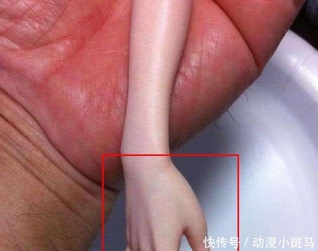 婴儿|岛国手办究竟能有多“逼真”？皮肤似婴儿，舌头上唾液都能看清