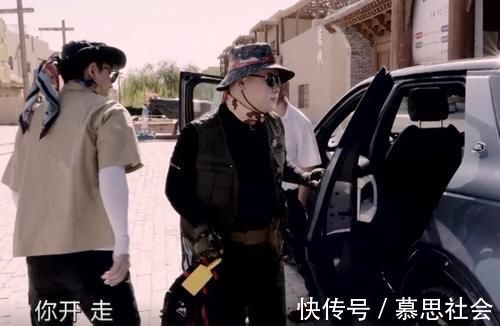 岳云鹏和贾乃亮抢节目组的车，导演态度引热议终于像鸡条了