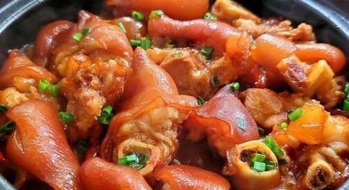 猪蹄挑“大”还是“小”好,很多人买错了,难怪不香不软糯