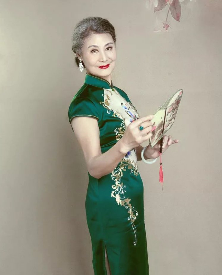 女人要优雅老去！祖孙三代婚礼上同穿旗袍，白发外婆比新娘更抢镜