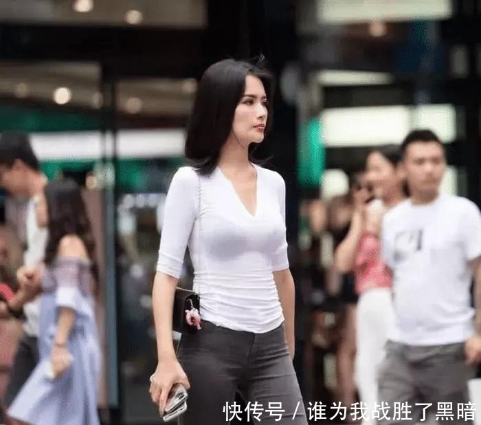 街拍:有时候身材比颜值更重要,这位美女做了最好的诠释!