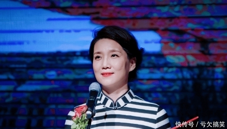 她是央视最难请的主持人,主持功底甩董卿好几倍,年过半百成这样