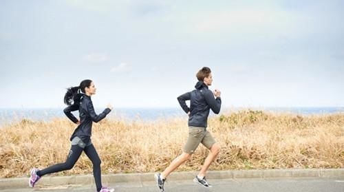 老年人|8旬老人跑步50年,赤膊能跑10公里,年轻人早起为啥这么难?