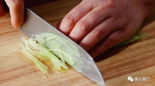 年夜饭的压轴菜，几样时蔬简单一切，用五花肉端上桌，看着就喜庆