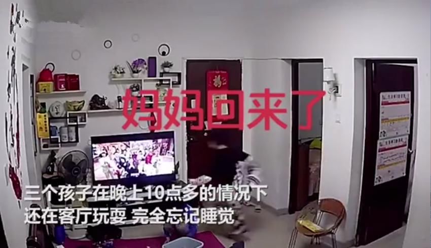 小时候|孩子听到妈妈脚步声“快速”收拾客厅火了，网友：这是小时候的我