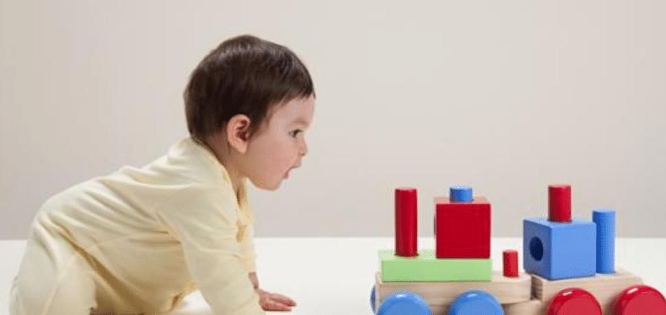 董卿素颜接孩子，却意外暴露贵族学校，网友：一年学费近20万