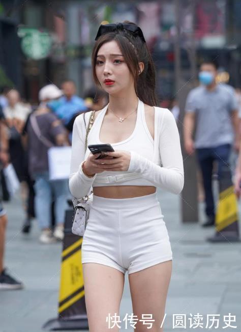 美女|怎么穿才能好看又省心?时髦精的短裤搭配套路,值得借鉴