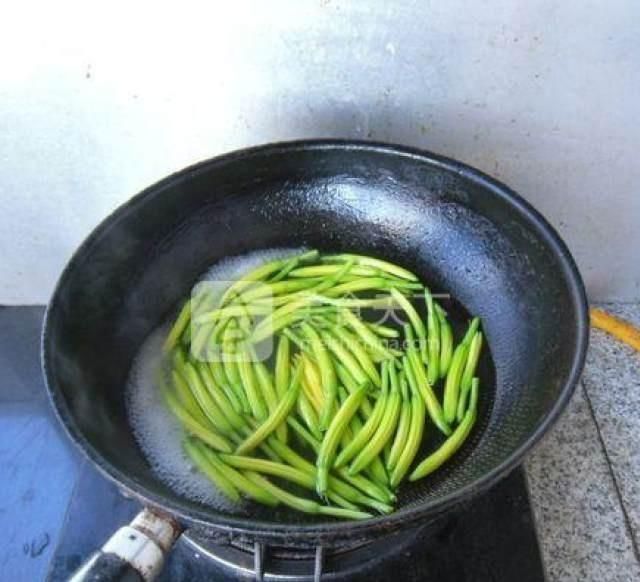 因为原料采用朝天椒，这种朝天椒有淡淡的辛辣味道，但香味很浓