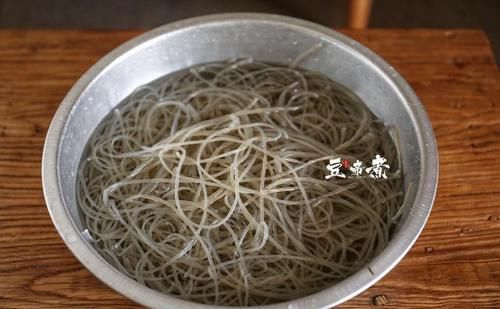 既是菜也是主食，就连南方人也抗拒不了它的美味，食材不多但好吃