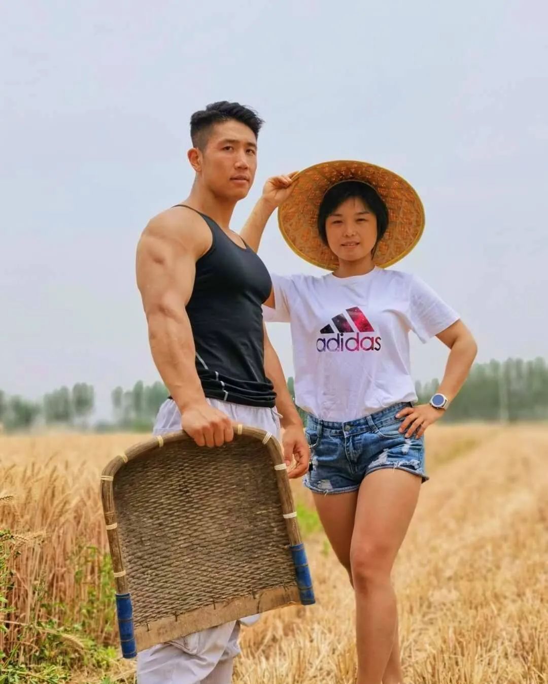 腹肌|深蹲210kg硬拉180kg，山东大汉高颜值好身材，8块腹肌太惹眼