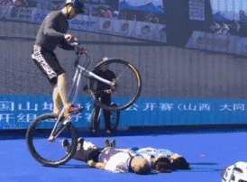 |搞笑GIF:这才是男人之间应有的默契