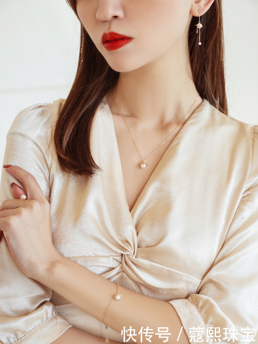 耳环是首饰里不可或缺的一物,如何根据场合选择珍珠耳环?