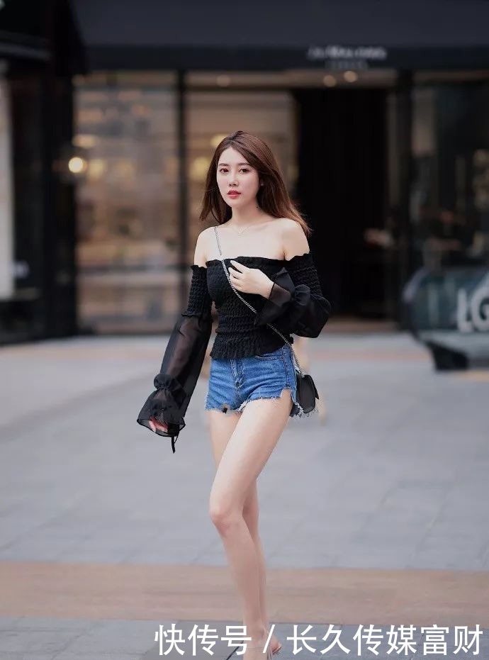 美女脚上搭配红色的尖头高跟鞋,不仅很显高,还具有超强时尚魅力