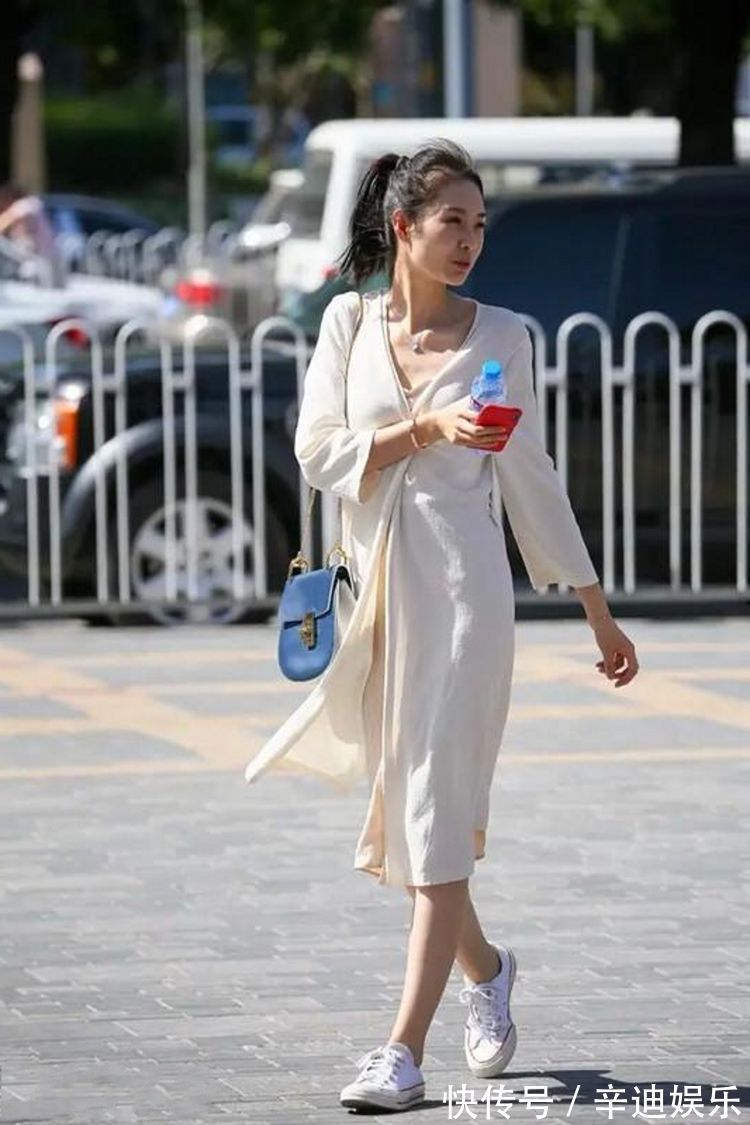 时尚|街拍：柔情绰态的美女，一件白色短袖配黑色皮裤，时尚活力气质