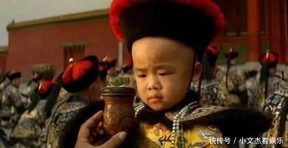 更是|国学大师向溥仪炫宝,溥仪一看便说是假的,原因更是简单霸道