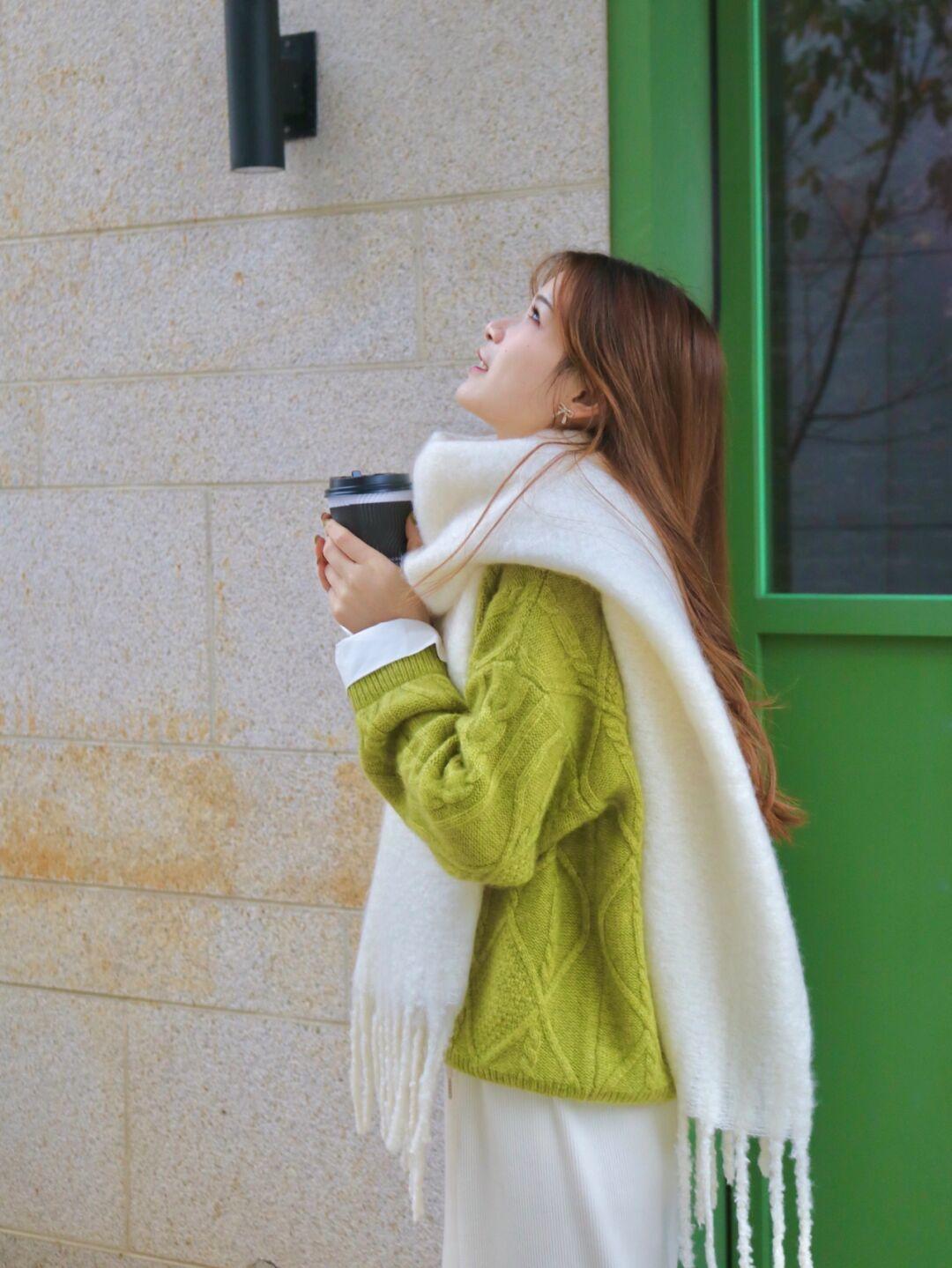 芥末绿|这才是大方得体的冬季搭配,学会4款实用毛衣,照着穿太时尚