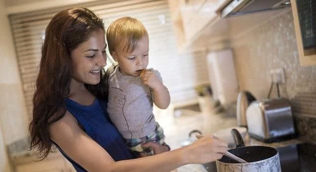 孩子|父母一走,奶奶撒手,有多少家庭正在经历老人“假带娃”