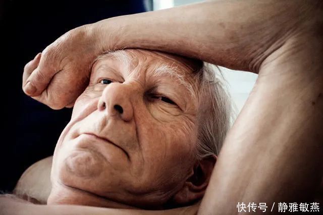 罗恩·穆克|耗费近1000个小时，艺术家一刀一刀地刻出堪比真人的雕塑