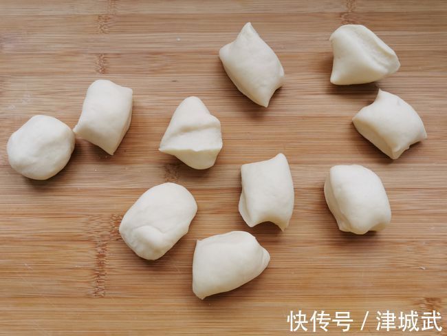 天冷了,这早餐小饼多做给孩子吃,营养暖胃,无需发面,柔软筋道