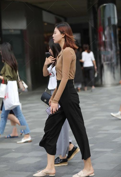 面对风和日丽的好天气,很多女生开始穿裙子了