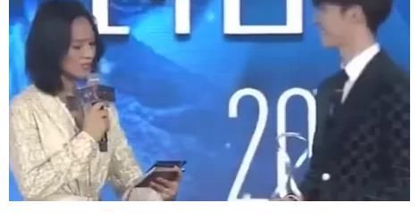 朱丹又叫错人名了，观众支招说叫号，网友：不以为耻还当成人设