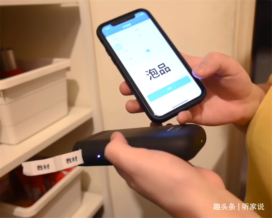 姑娘|“囤积癖”姑娘10㎡卧室，衣服堆积如山，3名整理师8小时打扫干净