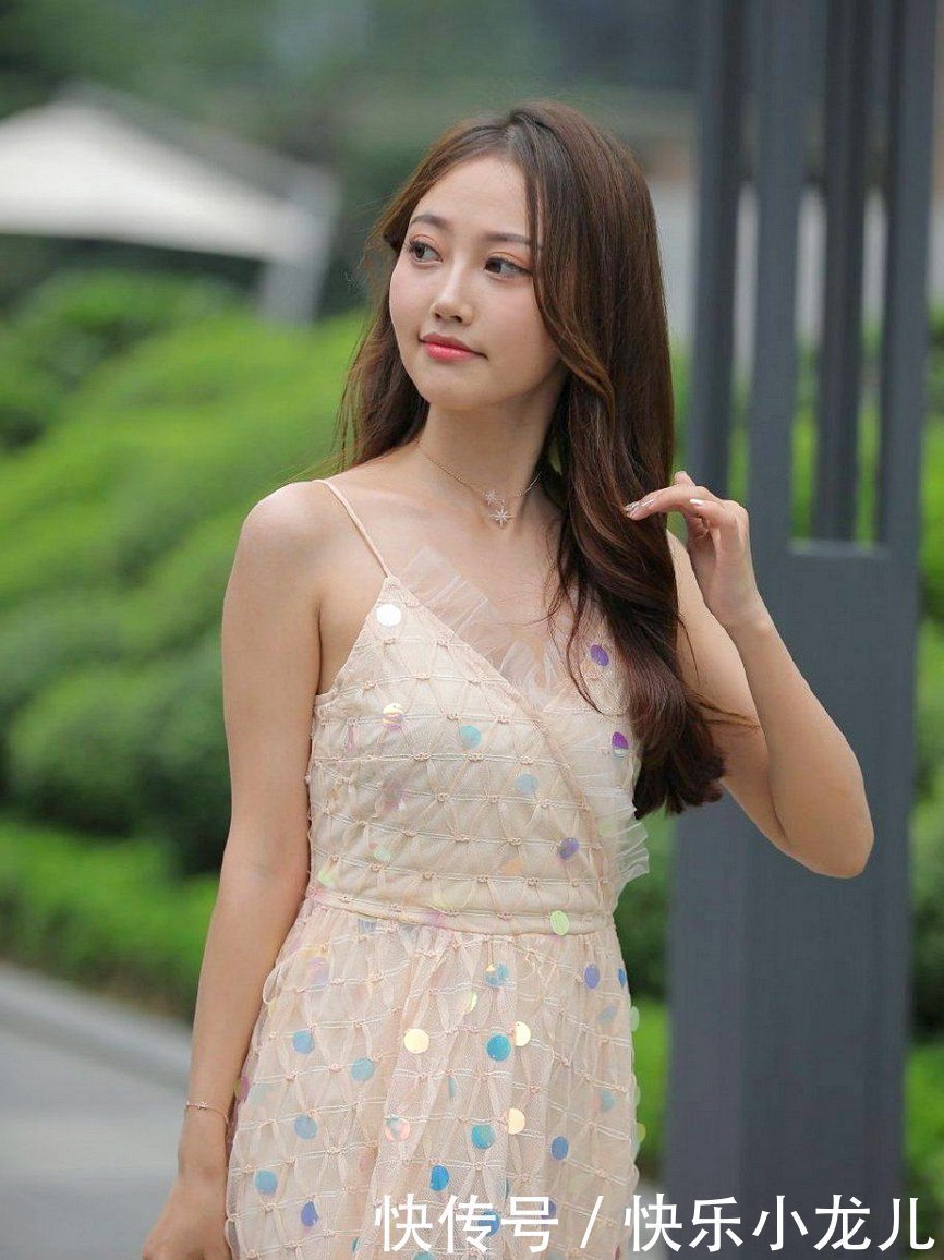 时尚美女的“鱼鳞裙”，展示教科书式穿搭！