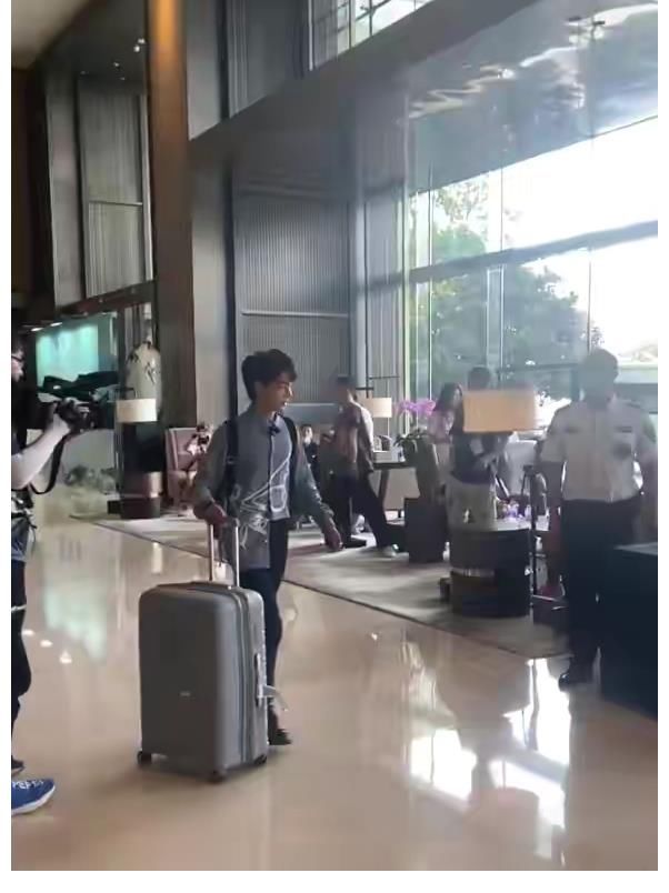 姚安娜|《中餐厅5》开启录制，黄晓明身材清爽帅气，龚俊和丁真加入