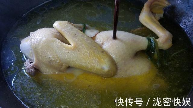 鸭肉别再拿去炖,大厨教你一个广东做法,又香又嫩,吃着还有嚼劲