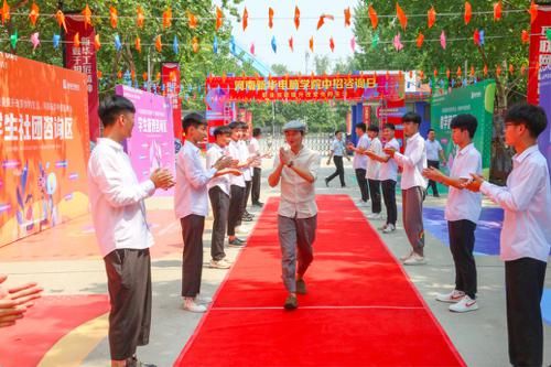 新华|《老师来了》燃爆河南新华 带你解锁动漫职业发展新姿势