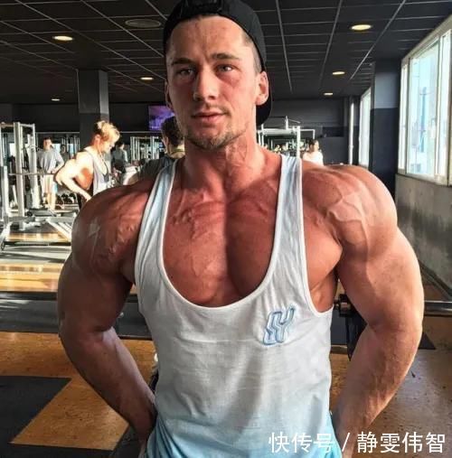 云麦|想要通过俯卧撑练出饱满胸肌,只需要加入俯卧撑的变式和一件神器