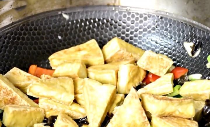 做法|红烧豆腐最简单的家常做法,鲜嫩多汁又入味,我家1周吃4次