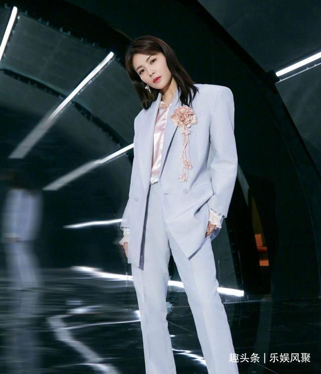 刘涛调侃可以把自己p掉,因点评犀利登上热搜,宛如章子怡附体