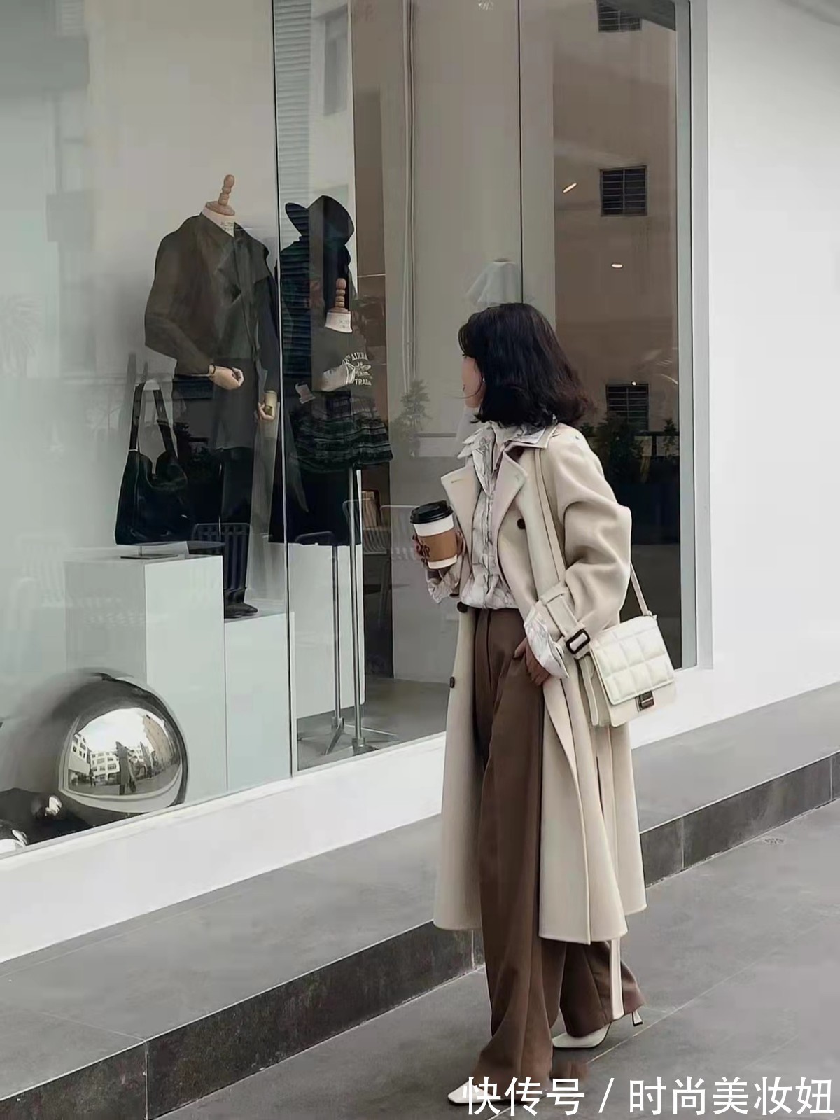 搭配|大衣怎样穿才更显“贵”?学会同色系搭配,随便穿都是大牌范