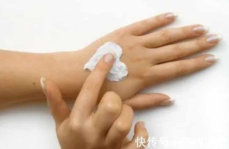 冲洗|孩子烫伤身体,先脱衣服还是先冲水?一步做错,孩子伤情更严重