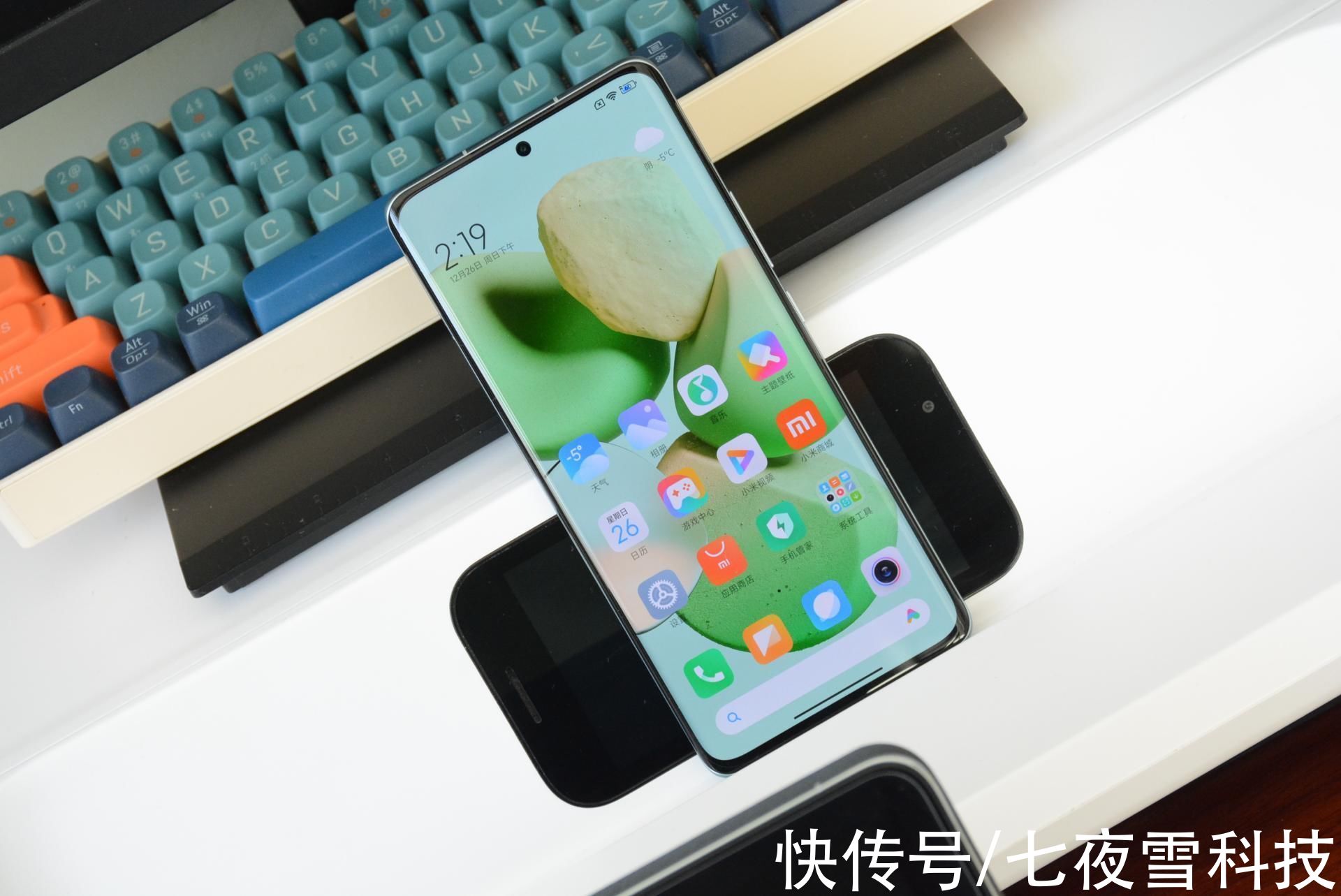 性能|小米12 Pro简单上手，颜值性能全面提升，iPhone 13不是对手