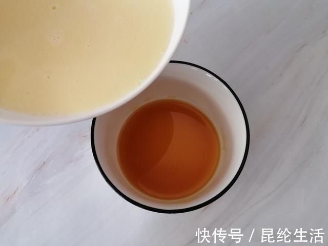 牛奶别直接喝了,加2个鸡蛋,不用烤箱不用打蛋器,出锅抢着吃