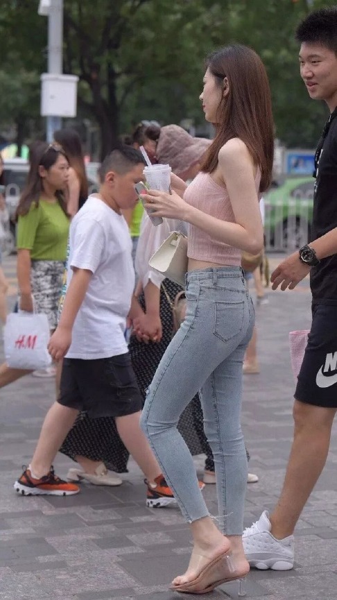 粉丝挂脖针织衫搭配紧身牛仔裤, 时尚粉嫩, 气质迷人