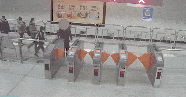 孙子无意中“逃票”，爷爷不高兴了让他回去重刷，对比强烈！