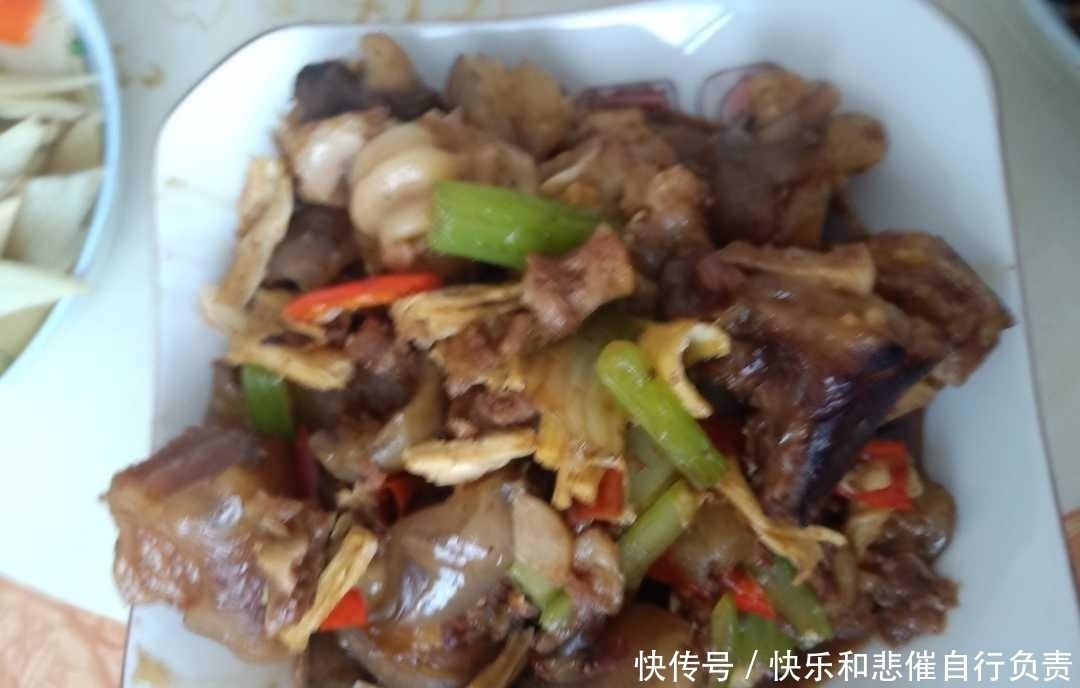 新年|新年第一餐,叔叔家做了一桌色香味俱全的菜系,你觉得好吃吗?